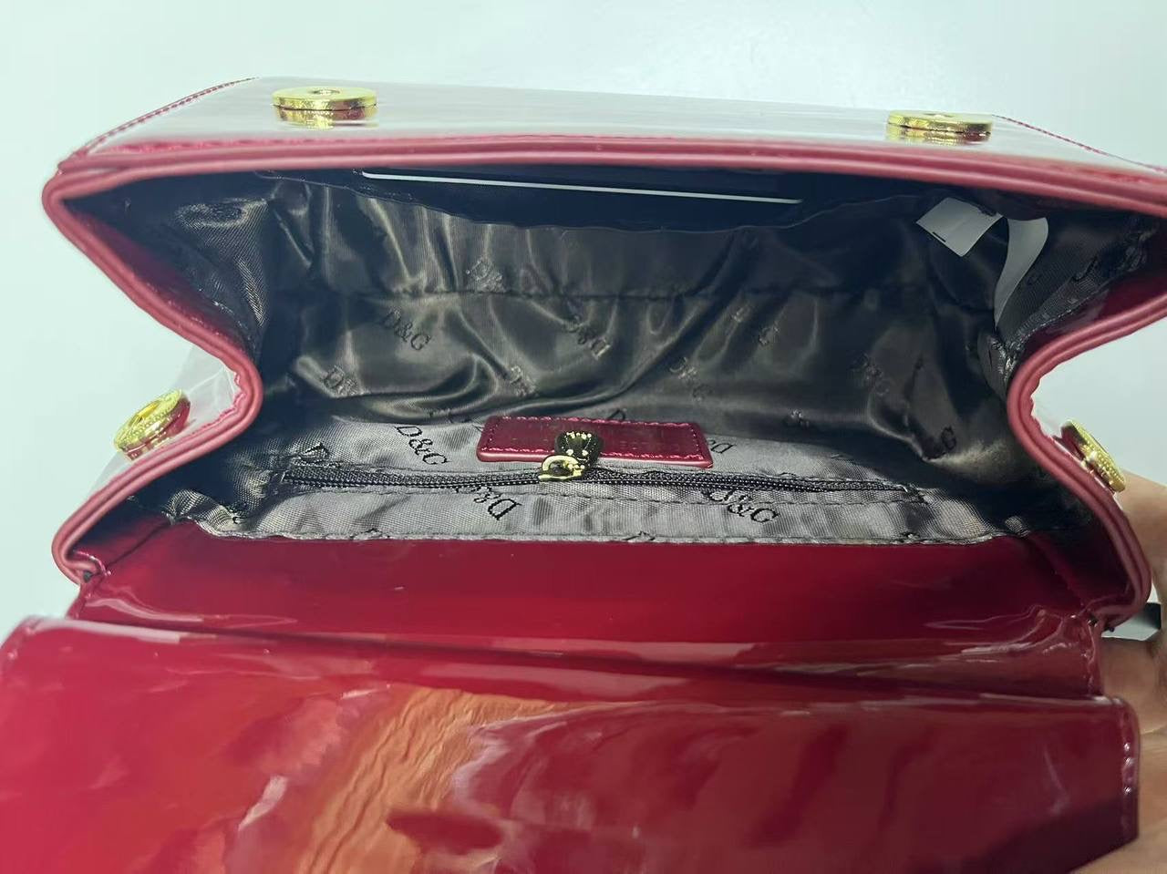 D&G
95 dhs🇦🇪
with box
🎁🎁🎁
size 18×10×16cm
Zain42
♥️♥️♥️