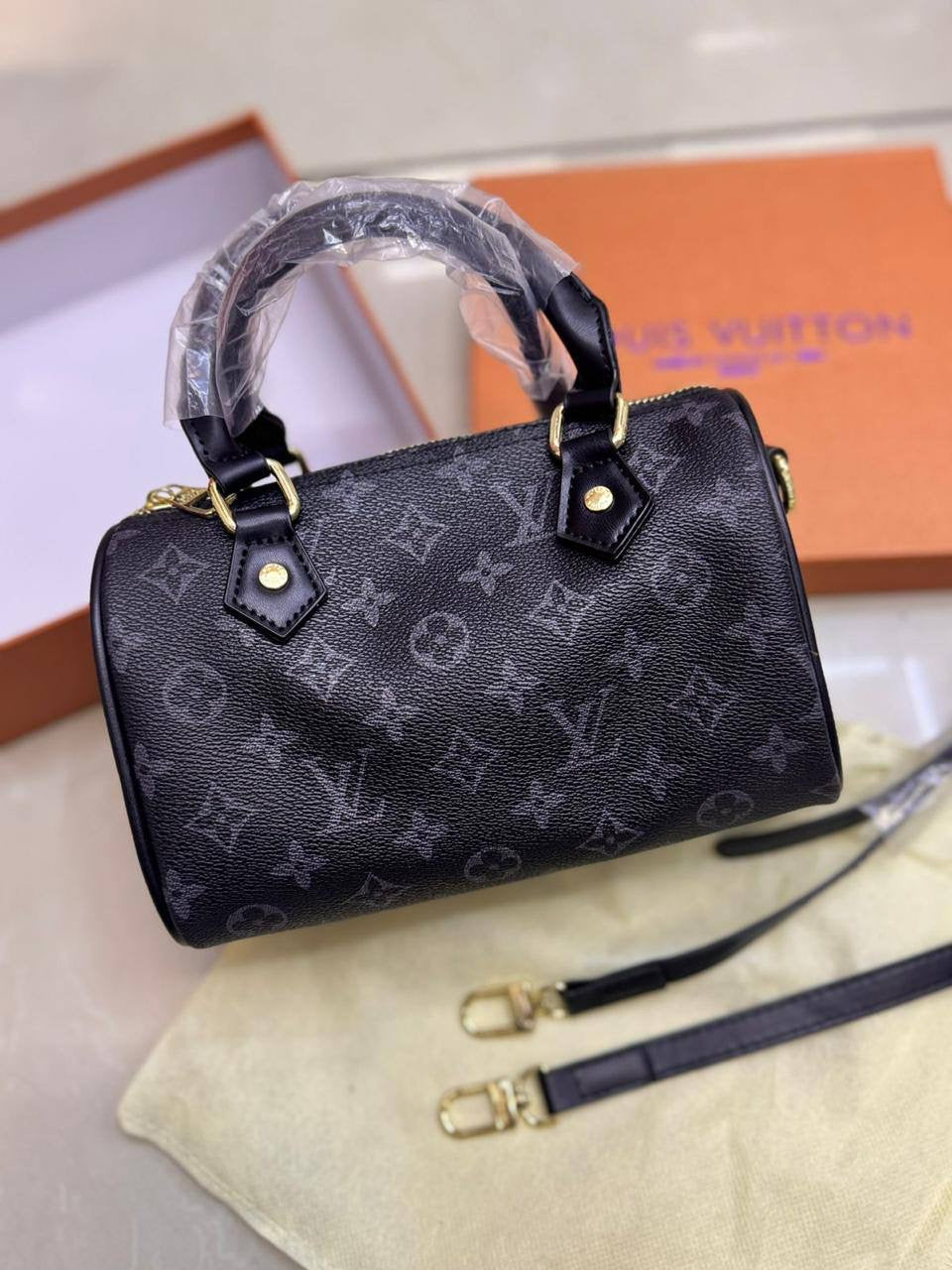 LV Speedy
Size : 22 * 15 cm
85 dhs🇦🇪
with box🎁
Zain115
♥️♥️♥️