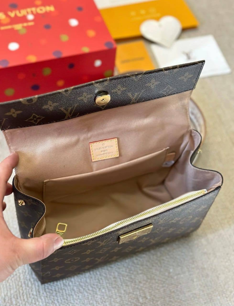 LV 
90 dhs🇦🇪
with box
🎁🎁🎁
size 20×9×15cm
Zain42
♥️♥️♥️