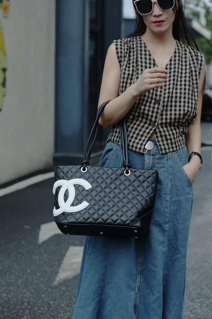 Chanel ᴄᴀᴍʙᴏɴ ᴛᴏᴛᴇ  
sʜᴏᴜʟᴅᴇʀ ʙᴀɢ
ᴡɪᴛʜᴏᴜᴛ ʙᴏx
sɪᴢᴇ:30ᴄᴍ
105 dhs🇦🇪
Zain56
♥️♥️♥️