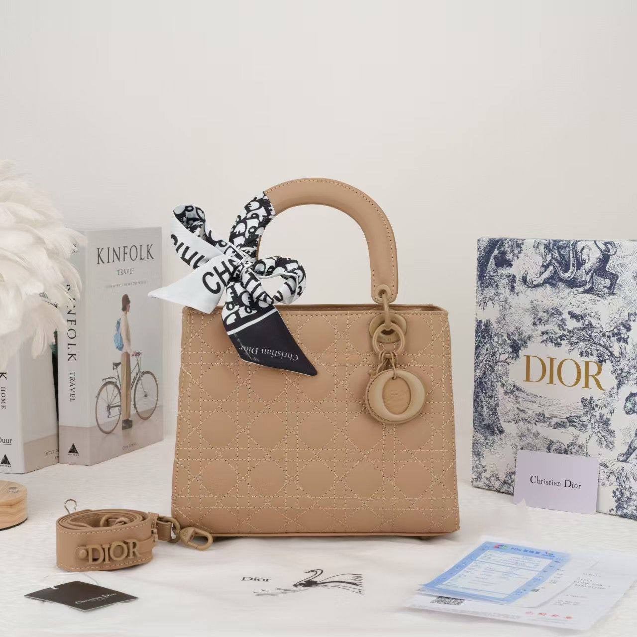 Dior
105 dhs🇦🇪
size:25cm
Good quality 
with box
🎁🎁🎁
Zain35
♥️♥️♥️