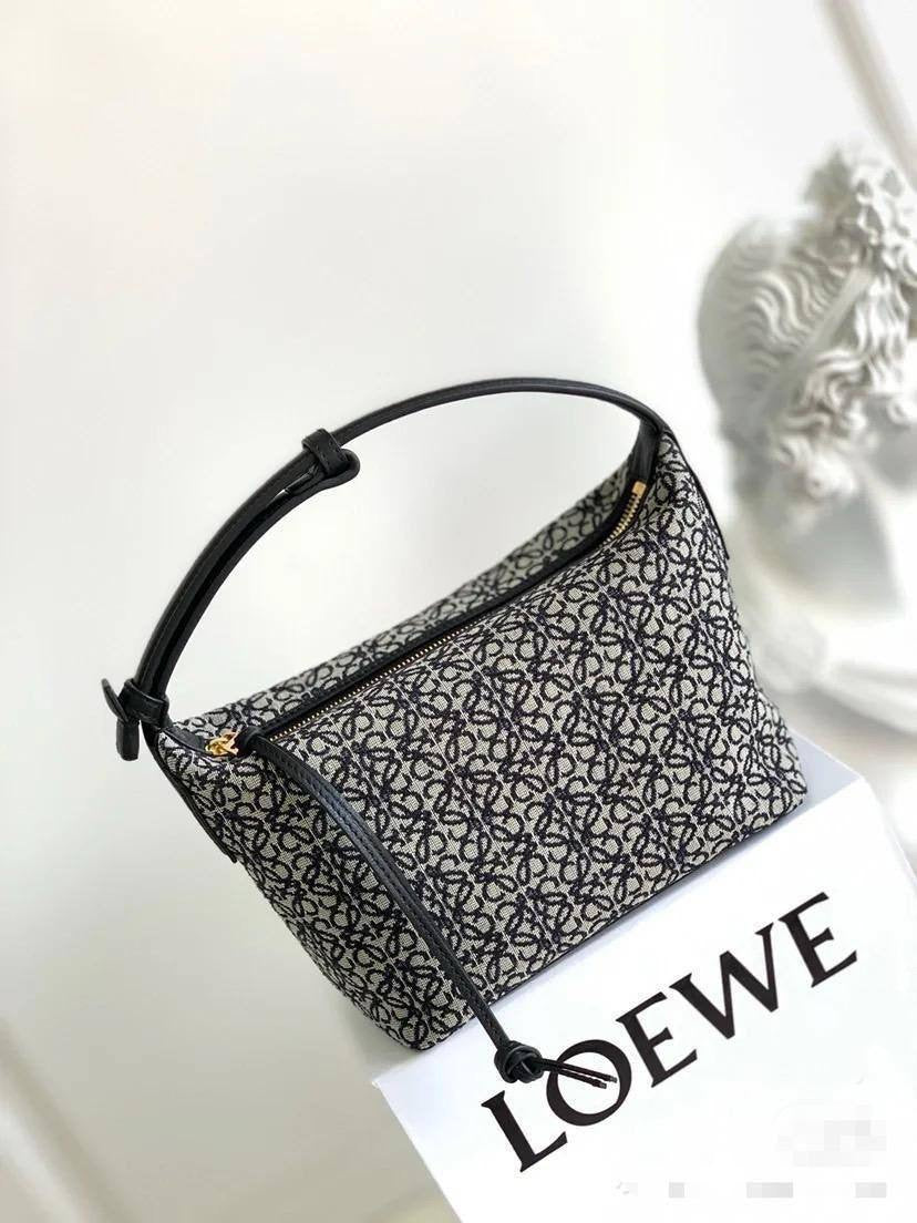 🎊 Offer 🎉  LOEWE
Size : 28 ~ 19 cm
75 dhs🇦🇪
with box 🎁
Zain115
♥️♥️♥️
