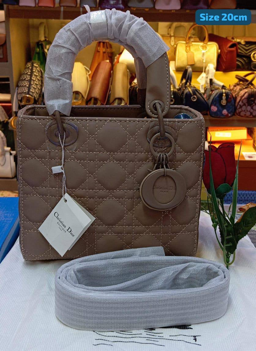 Dior
Best quality 
with box’s 
🎁🎁🎁
120 dhs🇦🇪
size 20cm
Zain158
♥️♥️♥️