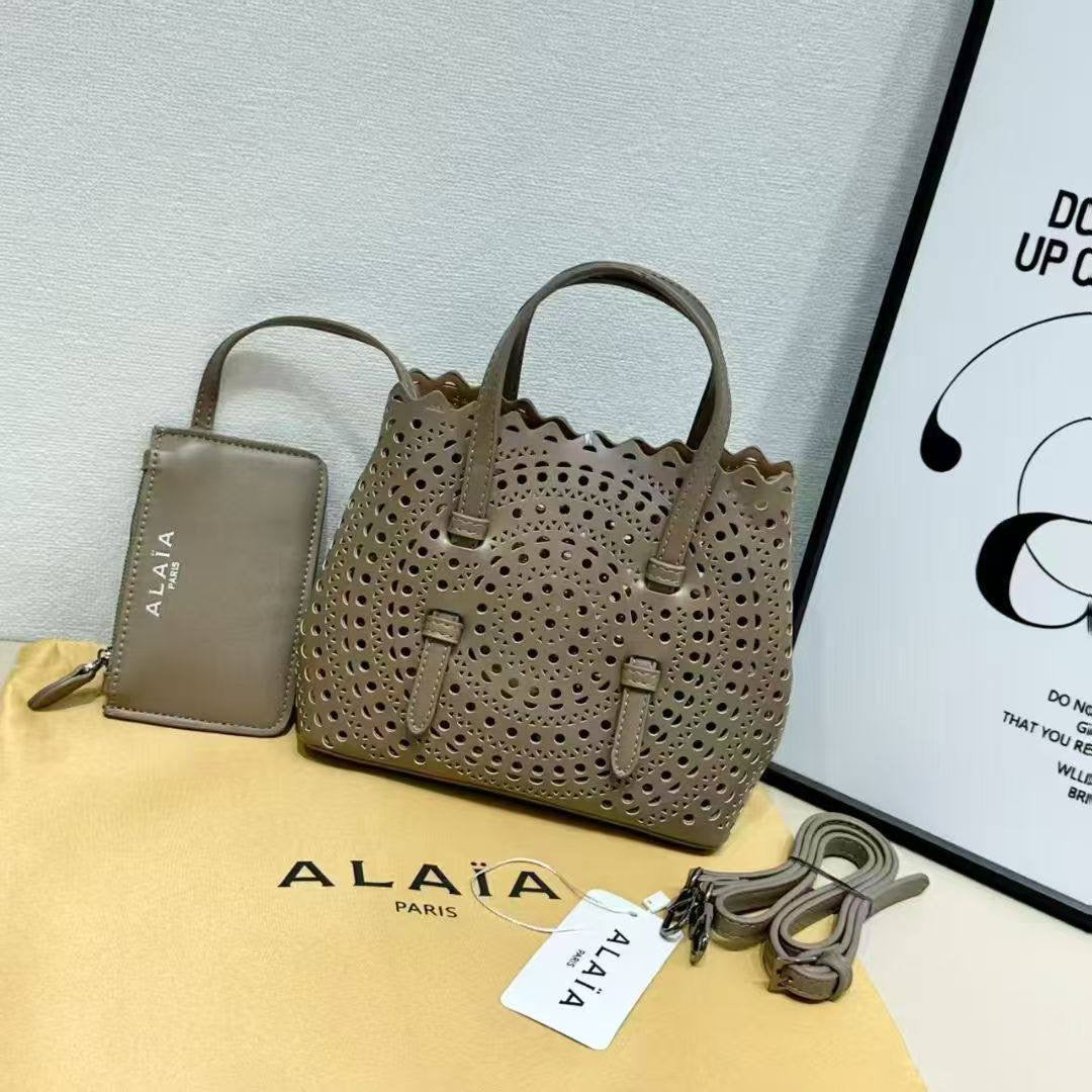 Alaia
With box 
🎁🎁🎁
95 dhs🇦🇪
Zain143
♥️♥️♥️