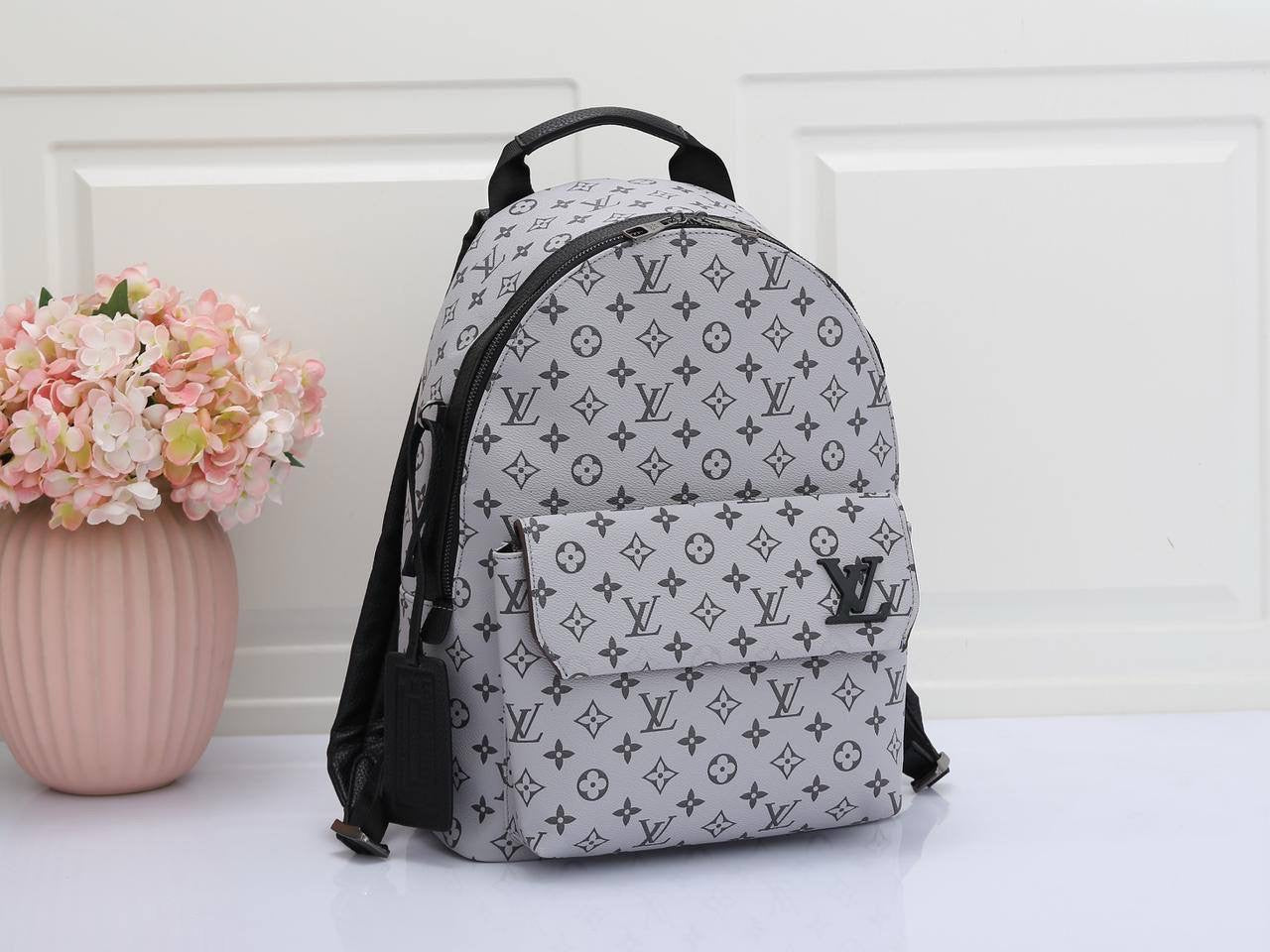 LV BACK PACK 
GOOD QUALITY 
120 dhs🇦🇪
Size 41*30*15 CM
Zain28
♥️♥️♥️