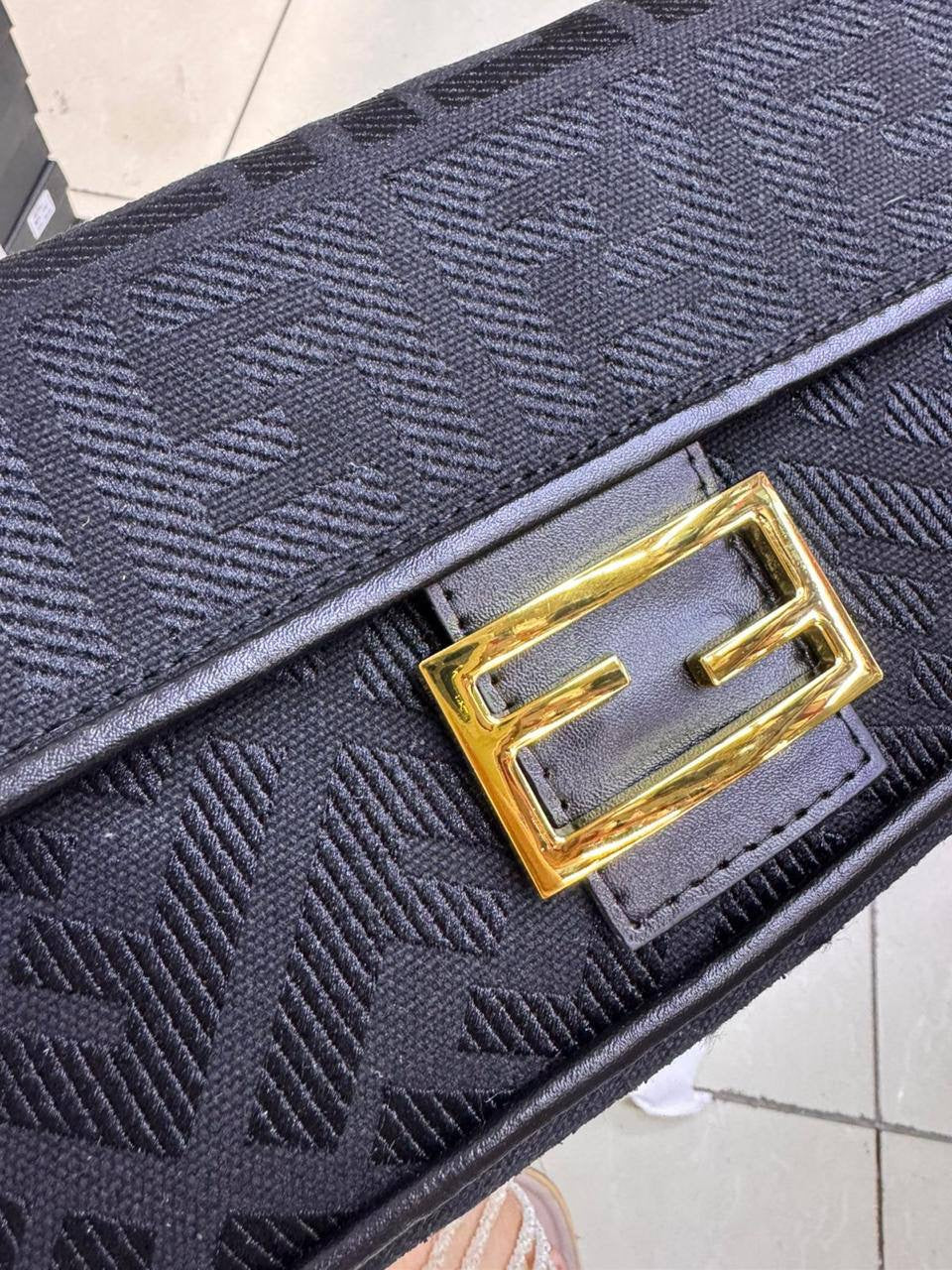 Fendi Baguette
Size : 26 *15 cm
95 dhs🇦🇪
with box 🎁
Zain115
♥️♥️♥️