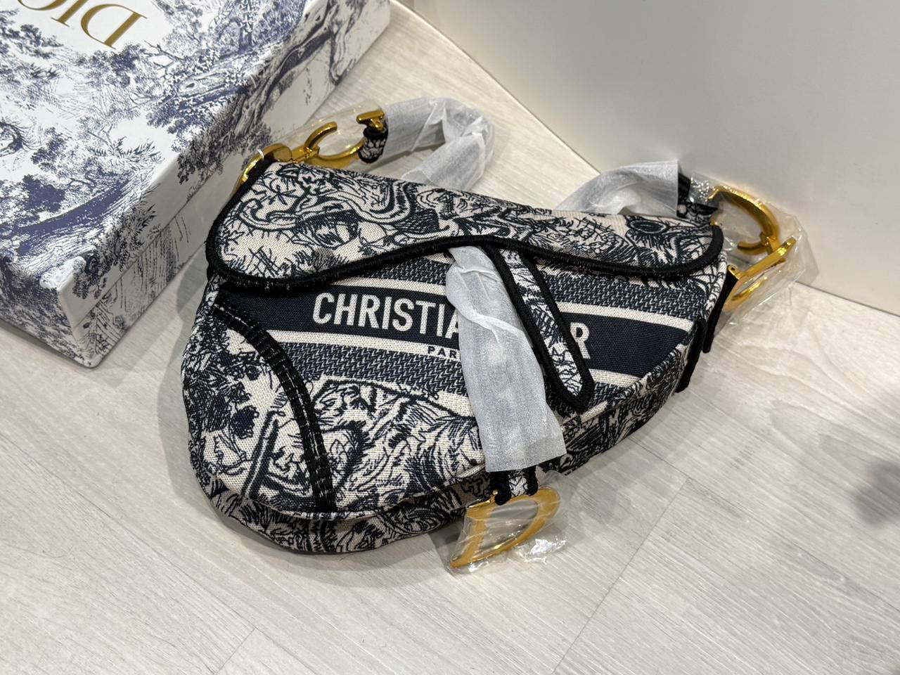 Dior
with box
🎁🎁🎁
110 dhs🇦🇪
good quality
Zain44
♥️♥️♥️