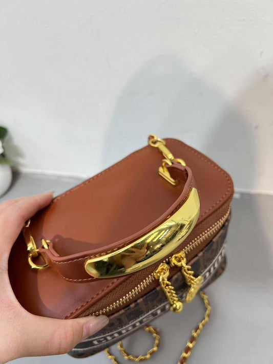 CHRISTIAN DIOR
ᴠᴀɴɪᴛʏ ᴛᴏᴘ ʜᴀɴᴅʙᴀɢ
sʟɪɴɢ ᴄʜᴀɪɴ ʙᴀɢs
sɪᴢᴇ : 20 cm
65 dhs🇦🇪
Zain31
♥️♥️♥️