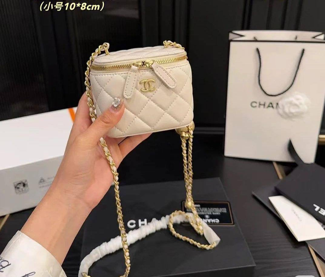 Chanel mini
Size :10 * 8 cm
95 dhs🇦🇪
with box 🎁
Zain115
♥️♥️♥️