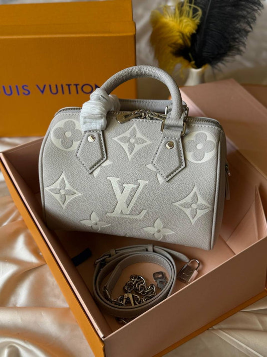 LV
20cm
350 dhs🇦🇪
Top quality 
With box🎁
Zain167
♥️♥️♥️