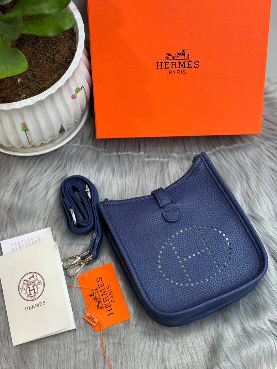 Hermes
SIZE  ………   18 CM 
90 dhs🇦🇪
with BOX
🎁🎁🎁
Zain51
♥️♥️♥️