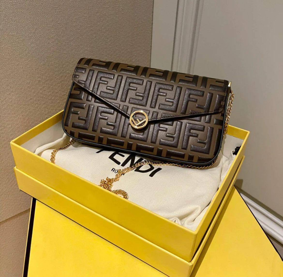 Fendi
SMALL FENDI 
85 dhs🇦🇪
with box
🎁🎁🎁
Zain90
♥️♥️♥️