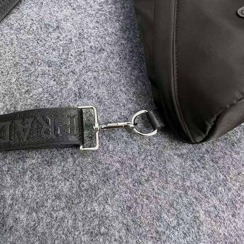 Prada
36*22* 7 cm
50 dhs🇦🇪
Zain17
♥️♥️♥️