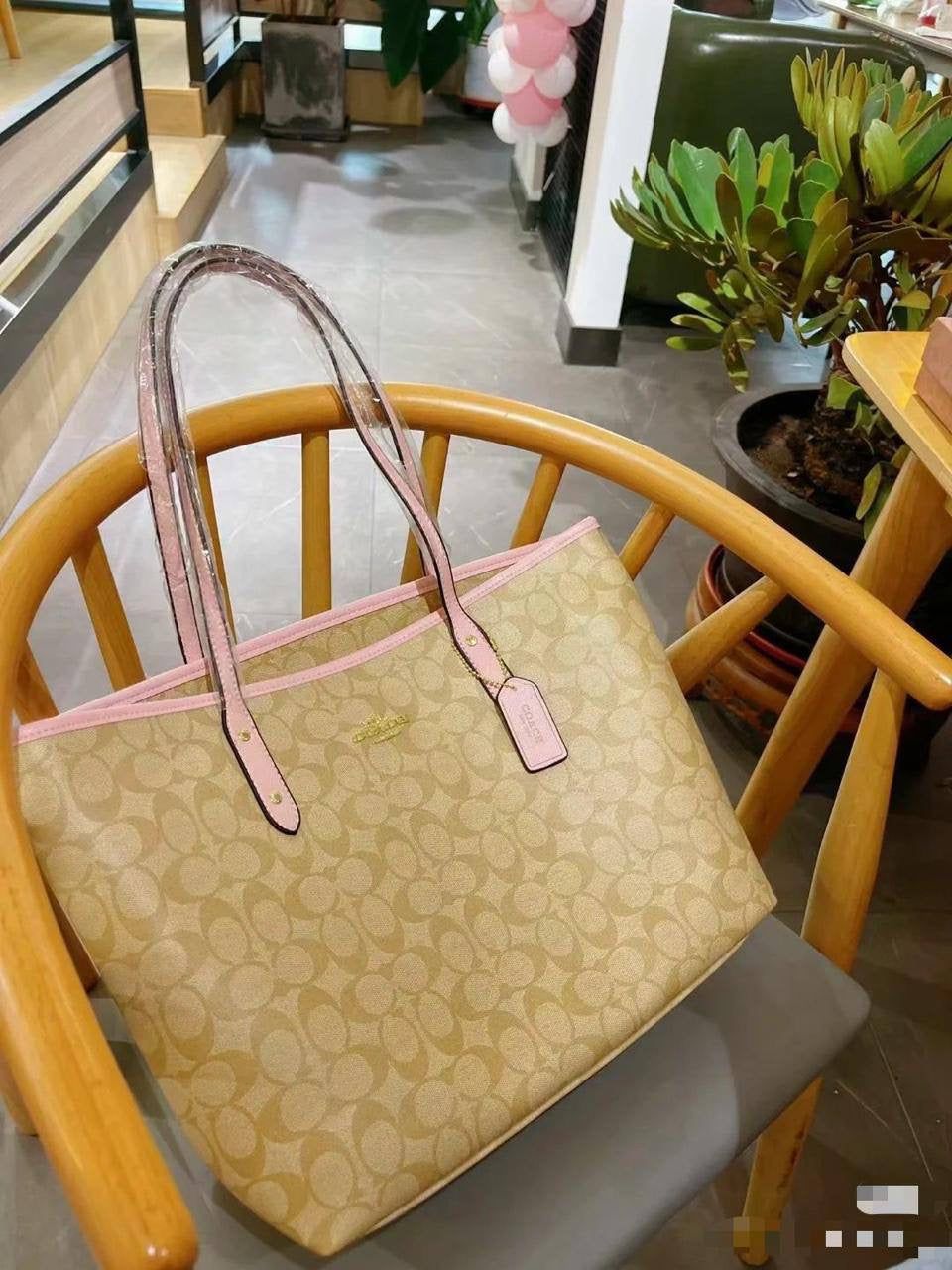 Coach Tote
Size : 33 * 27 cm
100 dhs🇦🇪
with box 
🎁🎁🎁
Zain115
♥️♥️♥️