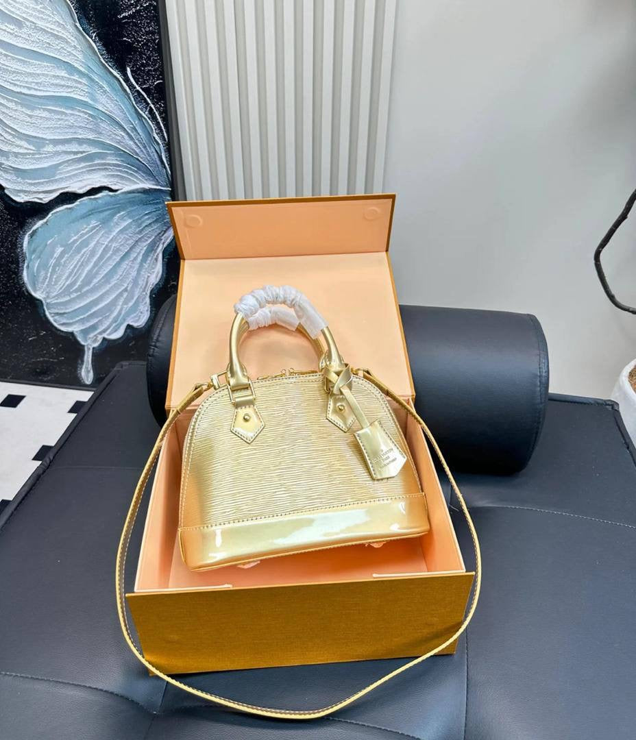 LV
90 dhs🇦🇪
Good quality 
with box
🎁🎁🎁
Zain35
♥️♥️♥️