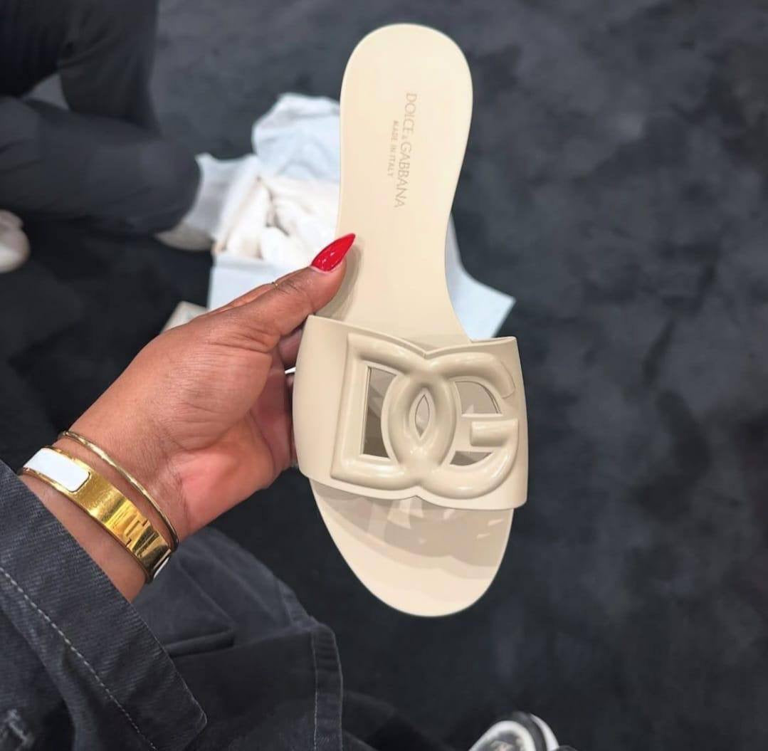 D&G Master
☘️ *SIZE  36  to 41 ☘️                                                                                                       
150 dhs🇦🇪
Zain224
♥️♥️♥️
