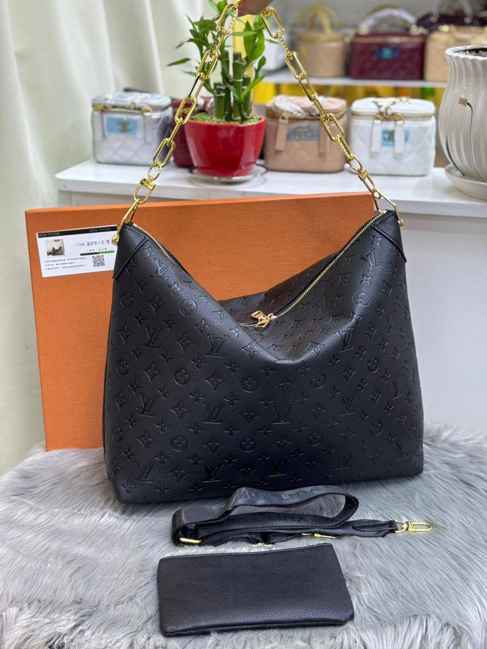 LV  
SIZE  ………   46 CM 
105 dhs🇦🇪
with BOX
🎁🎁🎁
Zain244
♥️♥️♥️