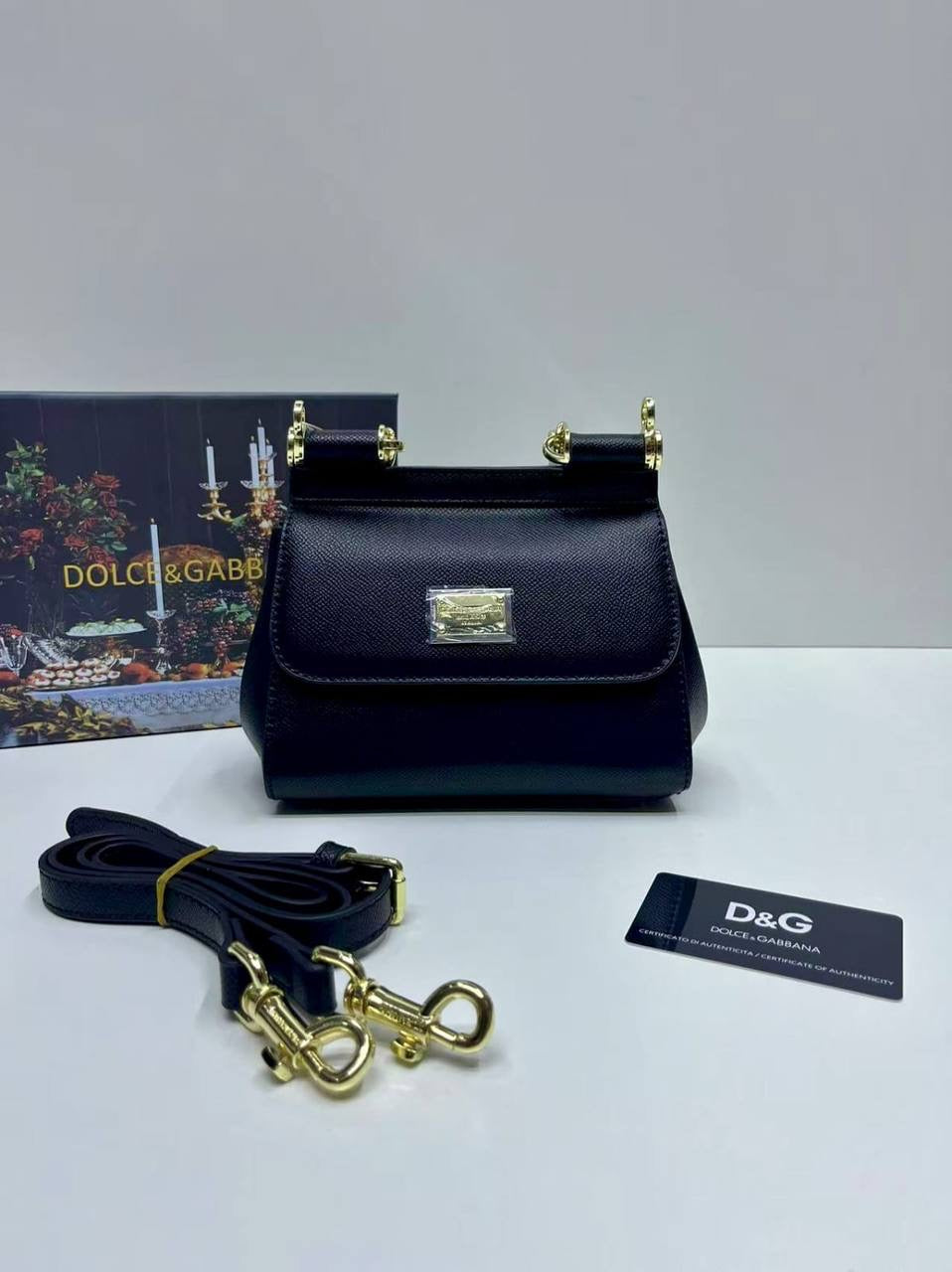 D&G
95 dhs🇦🇪
with box
🎁🎁🎁
size 18×10×16cm
Zain42
♥️♥️♥️