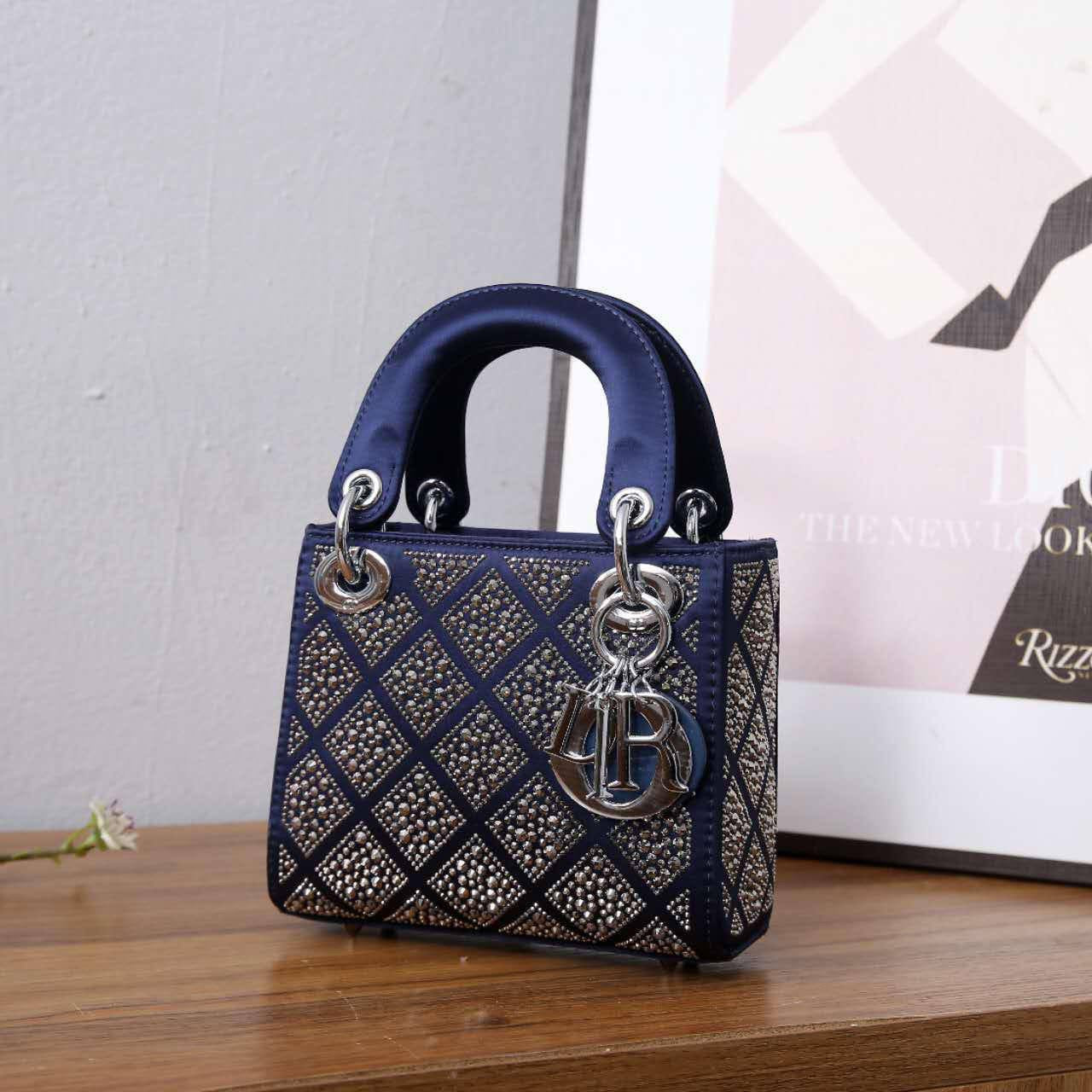 Dior
Best quality 
with box’s 
🎁🎁🎁
120 dhs🇦🇪
size 18 cm
Zain158
♥️♥️♥️