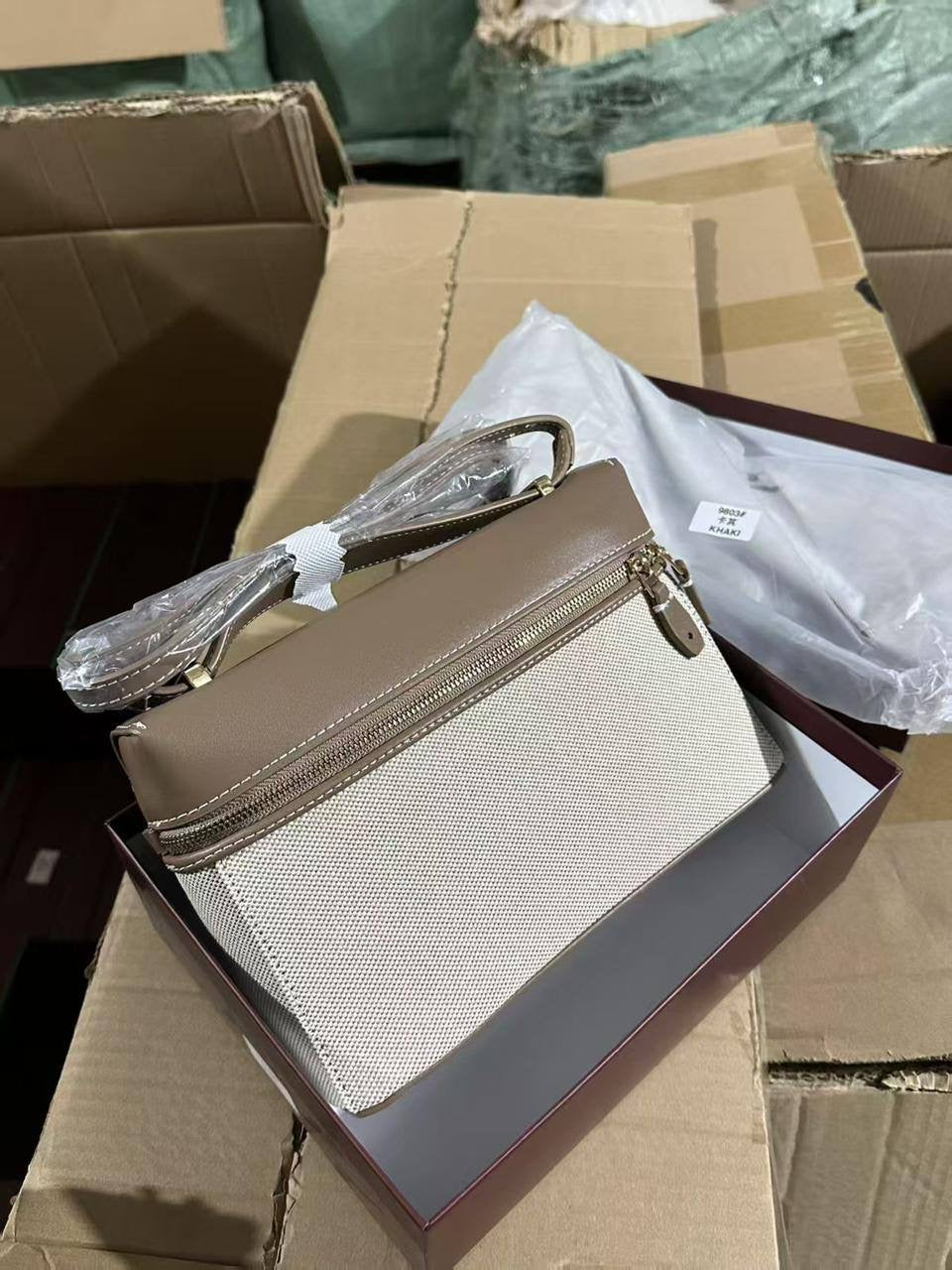 Loro Piana
95 dhs🇦🇪
with box
🎁🎁🎁
Zain143
♥️♥️♥️