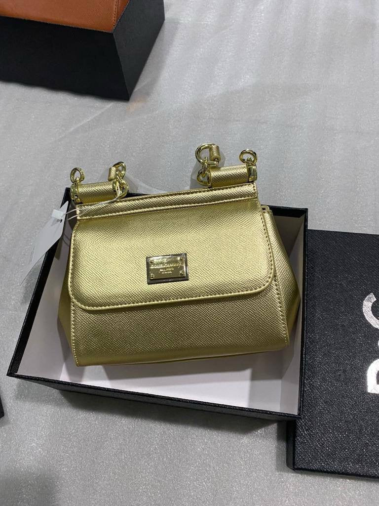 D&G
GOOD QUALITY 
100 dhs🇦🇪
WITH BOX 
🎁🎁🎁
Zain28
♥️♥️♥️