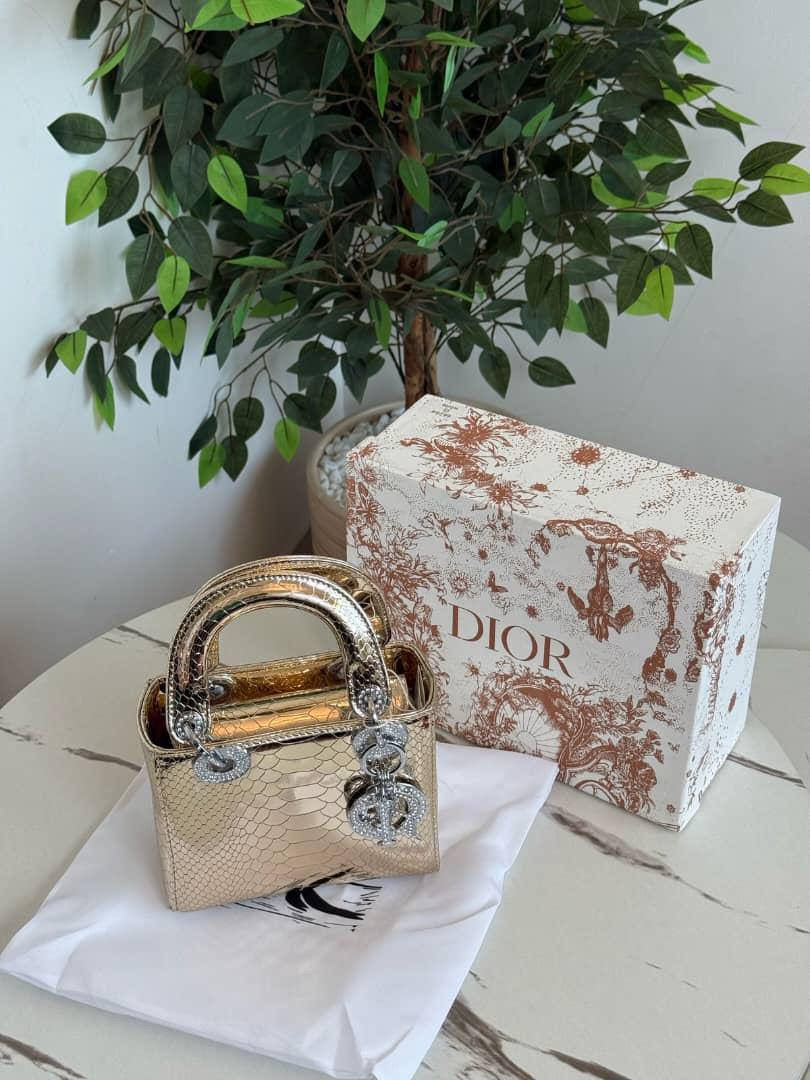 Dior
Best quality 
with box’s 
🎁🎁🎁
120 dhs🇦🇪
size 18 cm
Zain158
♥️♥️♥️