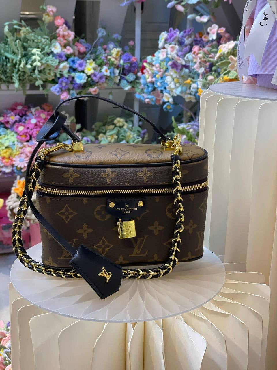 LV 
19cm
90 dhs🇦🇪 
with Box
🎁🎁🎁
Zain254
♥️♥️♥️