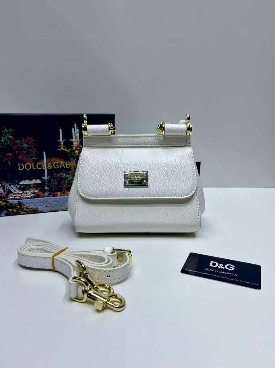 D&G
95 dhs🇦🇪
with box
🎁🎁🎁
size 18×10×16cm
Zain42
♥️♥️♥️