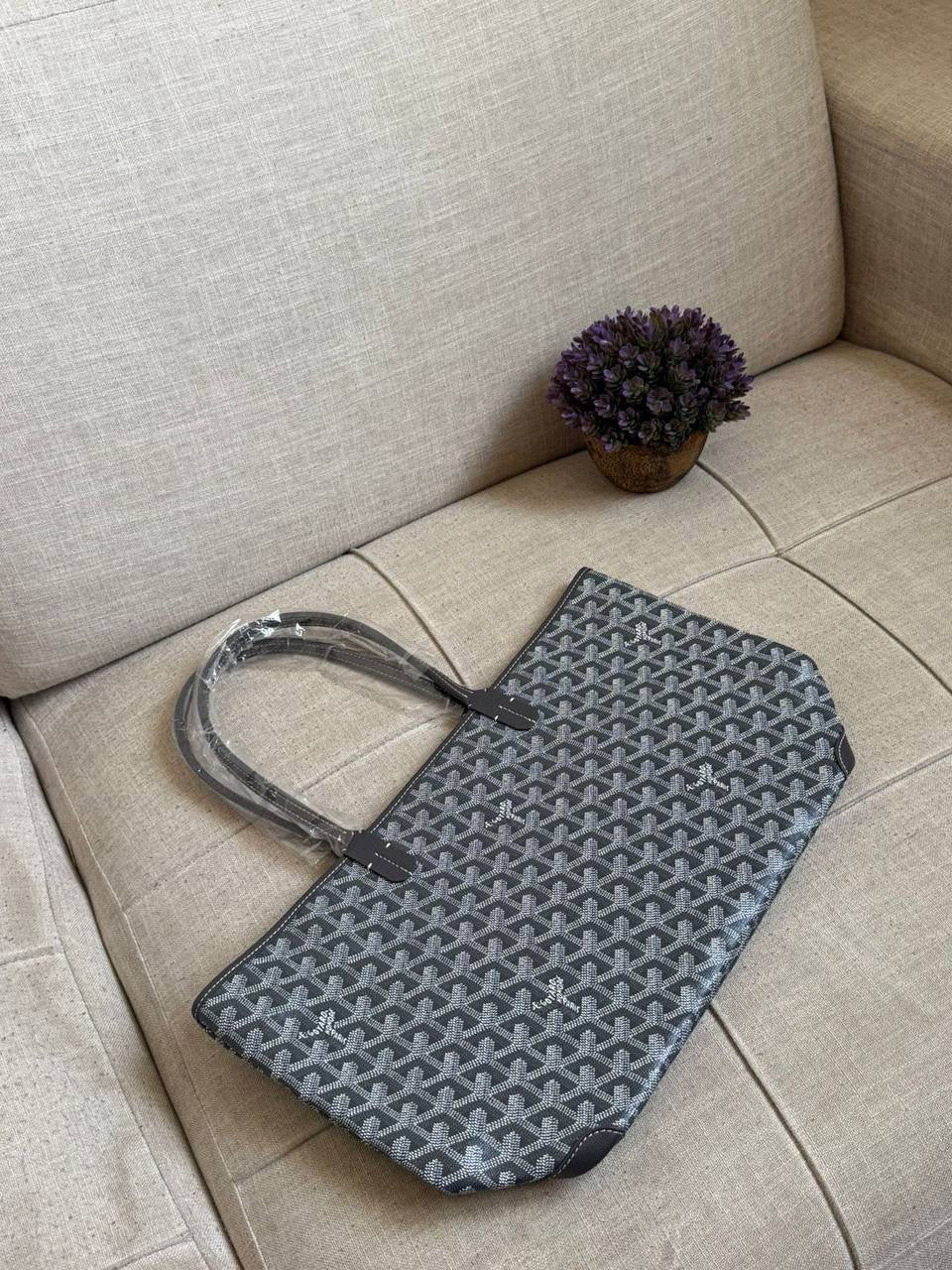GOYARD
SUPER MASTER AAA✅
(With zipper)🫰🏻
Same Orginal 👌
For Price 👇 WTSP Text Zain 0568585901
ZainShop
♥️♥️♥️