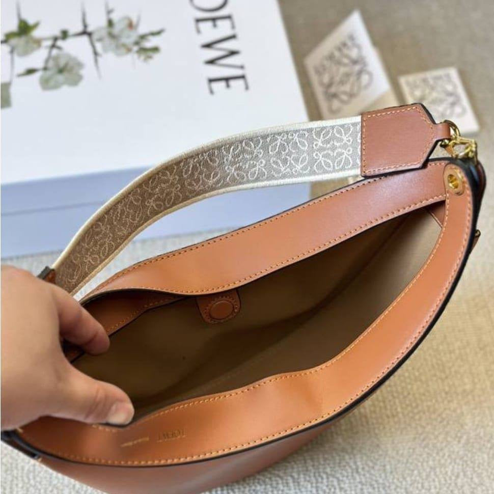 LOEWE 
COPY ONE 
BIG OFFER *WITH BOX 
🎁🎁🎁
120 dhs🇦🇪
Zain39
♥️♥️♥️