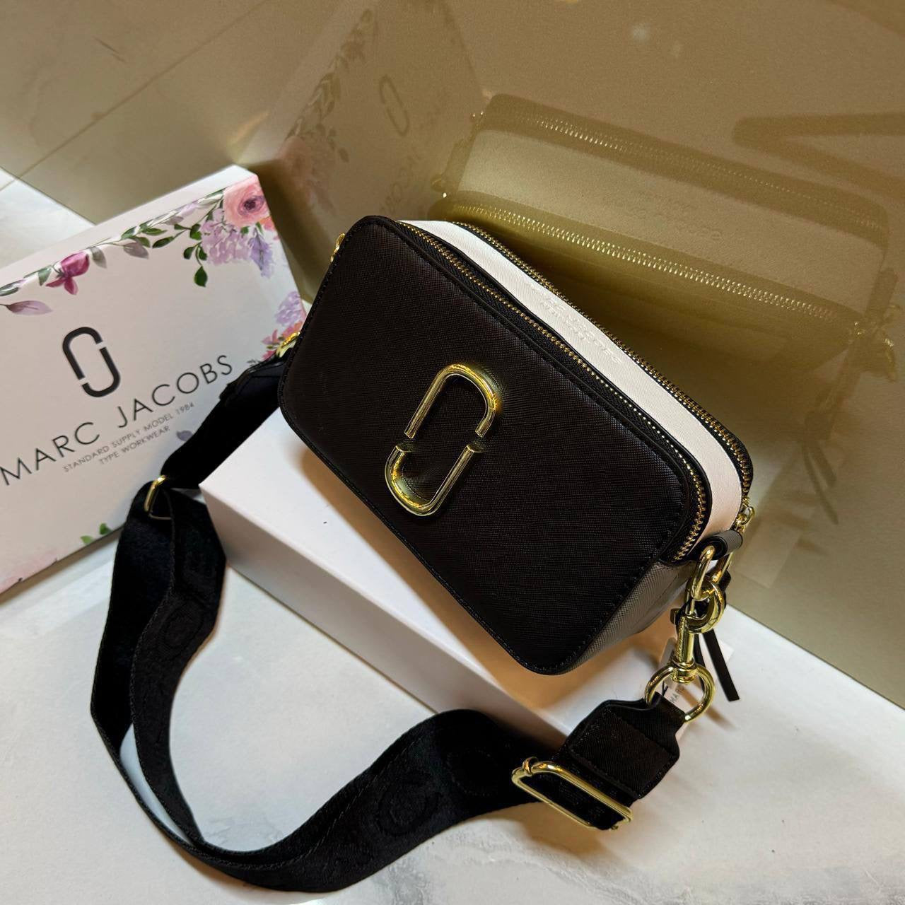 MARC JACOBS 
NEW CAME GOOD QUALITY 
WITH BOX 
🎁🎁🎁
90 dhs🇦🇪
Zain39
♥️♥️♥️