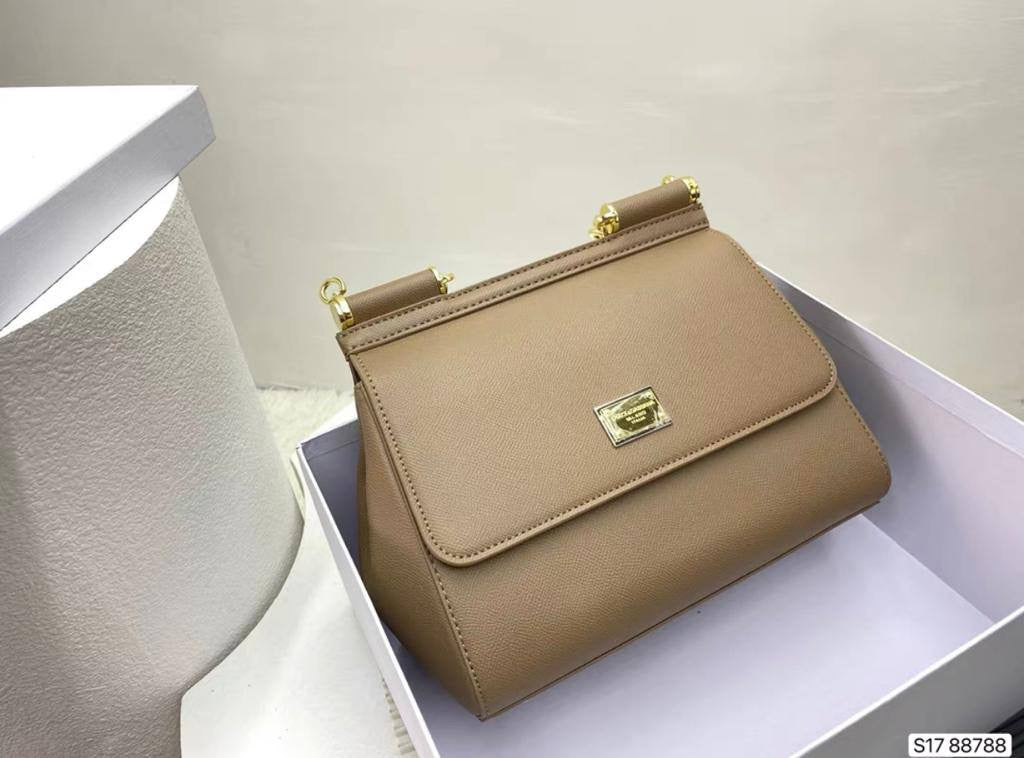 D&G
100 dhs🇦🇪
with box
🎁🎁🎁
size 20cm
Zain26
♥️♥️♥️