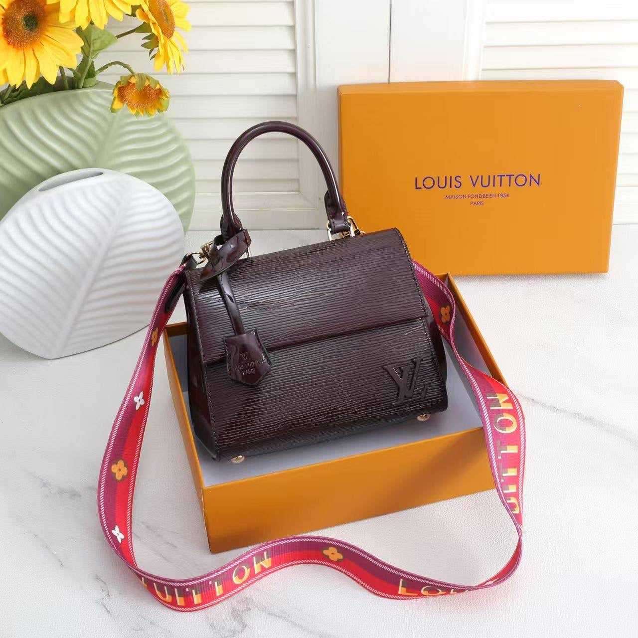 LV
NEW CAME GOOD QUALITY 
105 dhs🇦🇪
SIZE: 20cm
Zain39
♥️♥️♥️