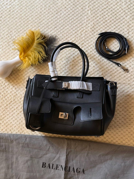 BALENCIAGA
24cm
320 dhs🇦🇪
36cm
450 dhs🇦🇪
Top quality
Zain167
♥️♥️♥️