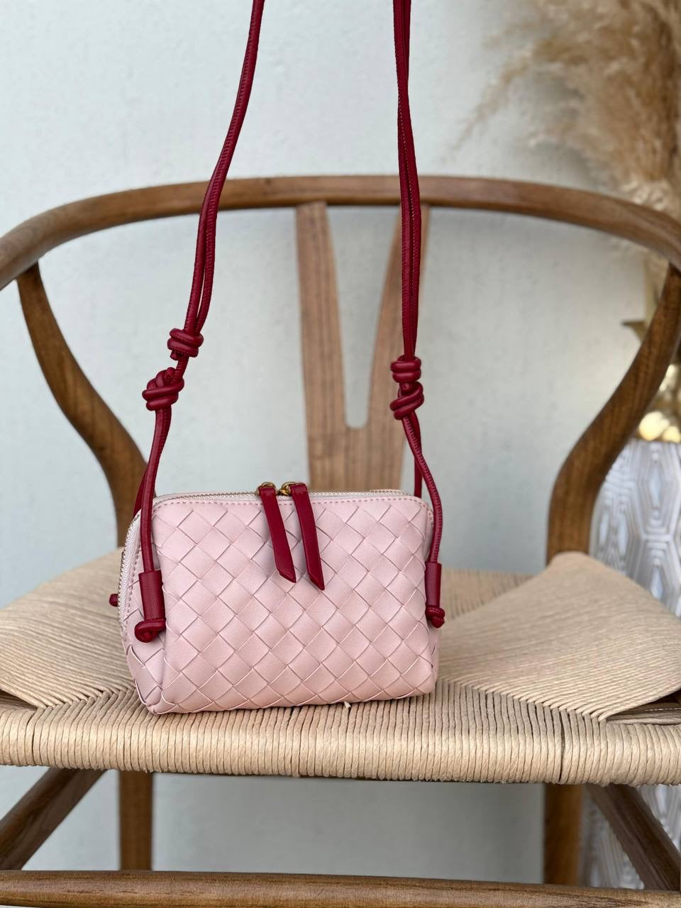 Available again✨✨✨
BOTTEGA VENETA
18cm
330 dhs🇦🇪
Top quality 
With box🎁
Zain167
♥️♥️♥️