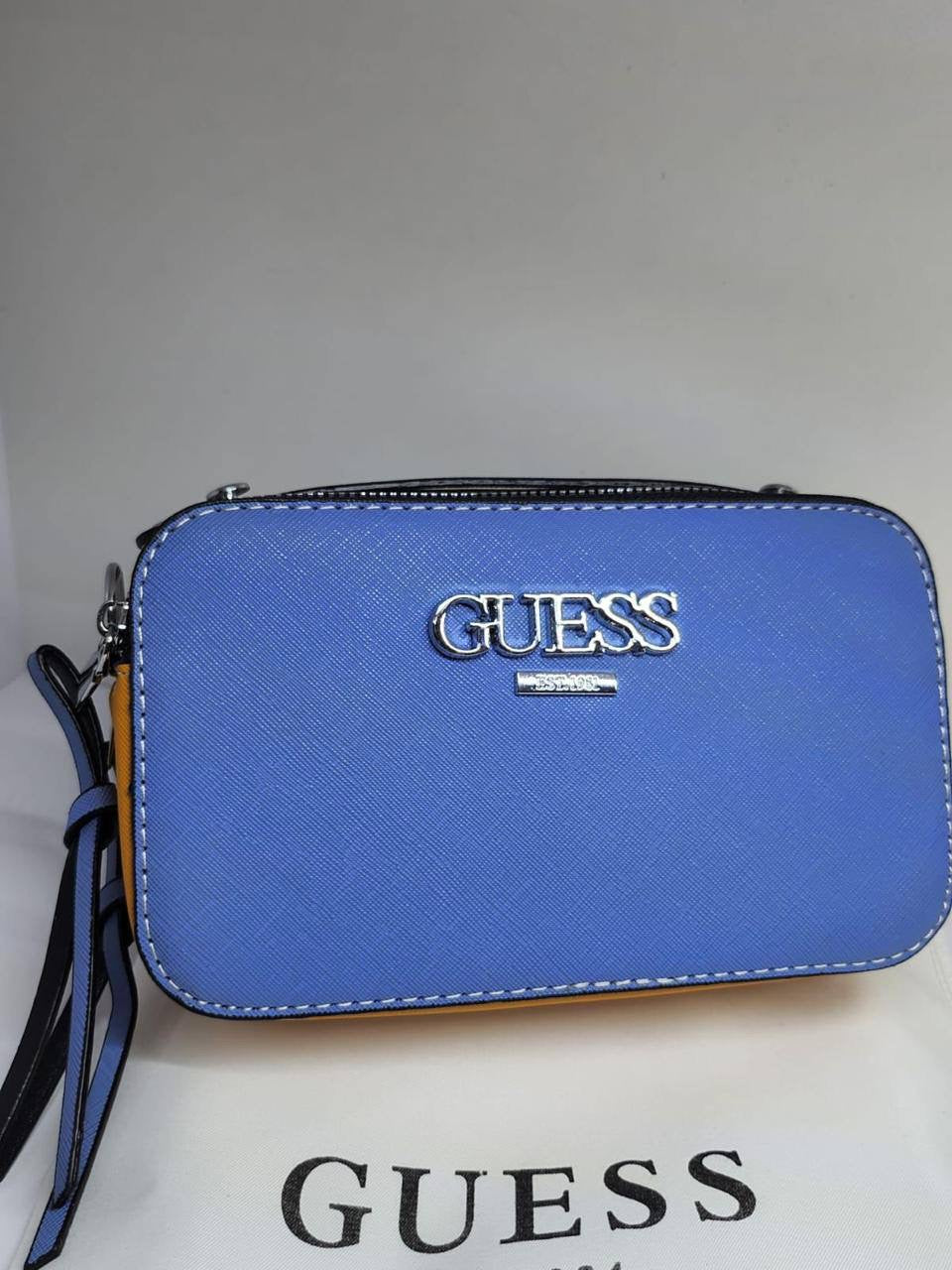 Guess 
Size : 19 * 11 * 7 cm
60 dhs🇦🇪
with box
🎁🎁🎁
Zain115
♥️♥️♥️
