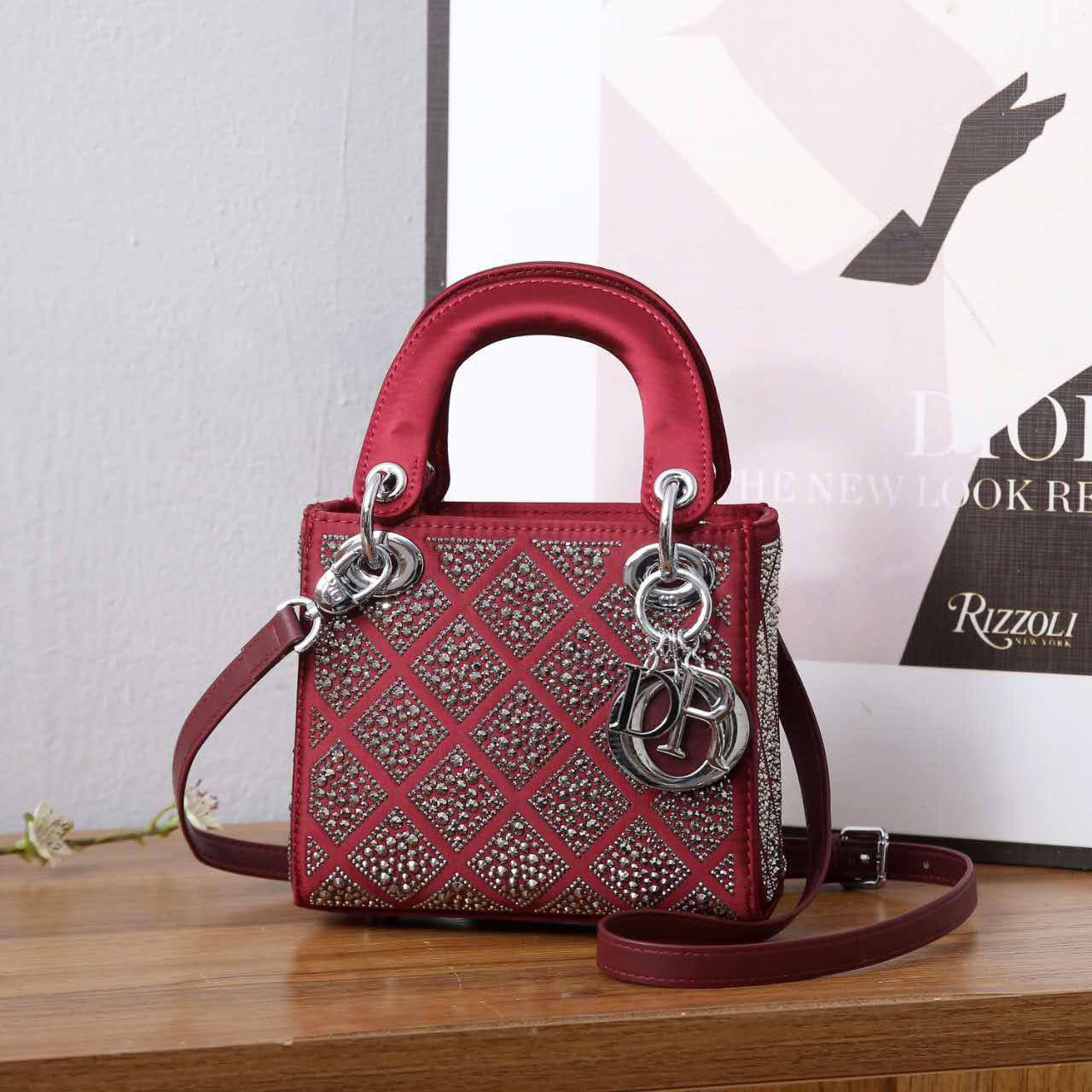 Dior
Best quality 
with box’s 
🎁🎁🎁
120 dhs🇦🇪
size 18 cm
Zain158
♥️♥️♥️