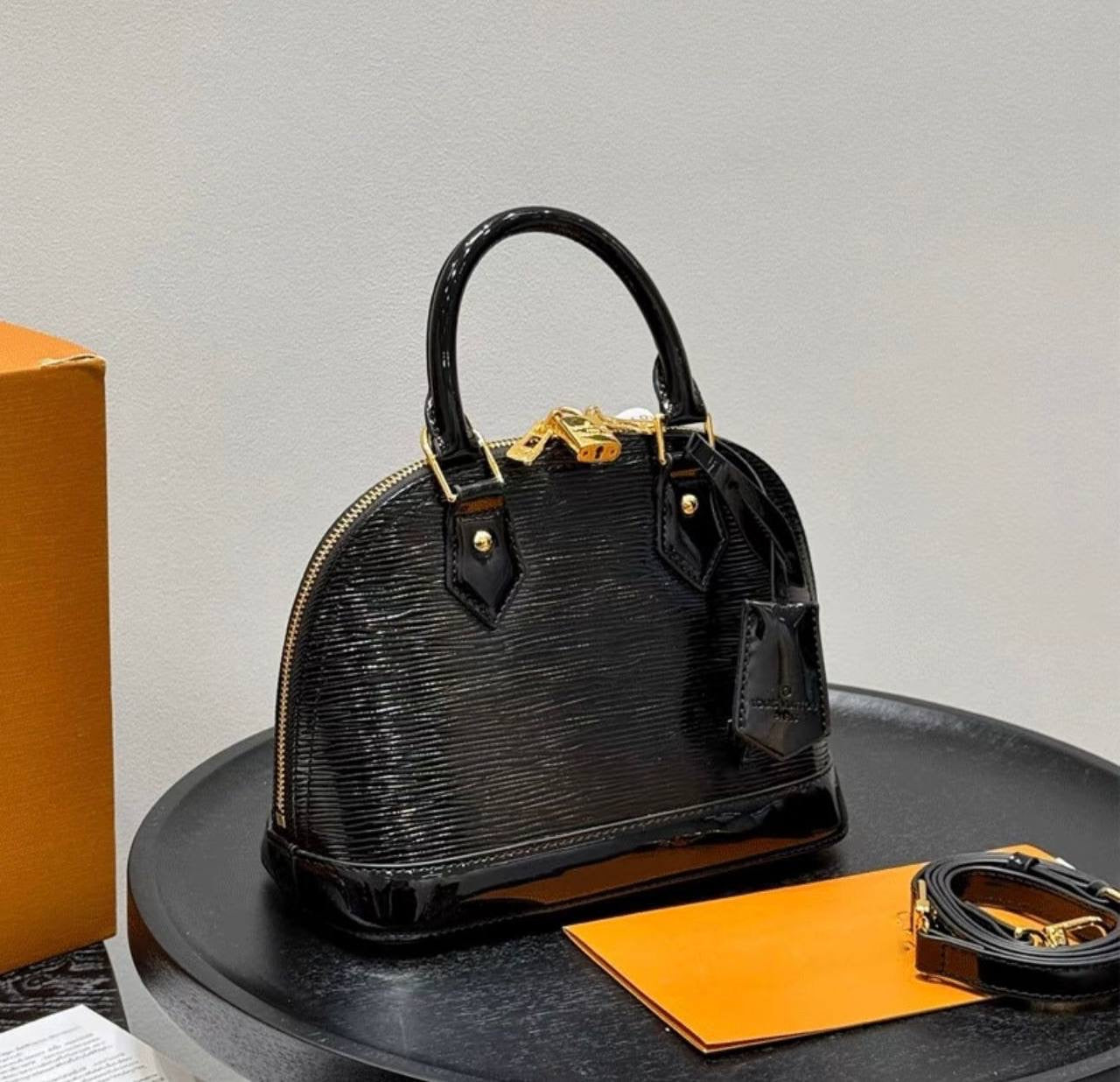 LV
GOOD QUALITY 
WITH BOX 
🎁🎁🎁
105 dhs🇦🇪
Zain39
♥️♥️♥️