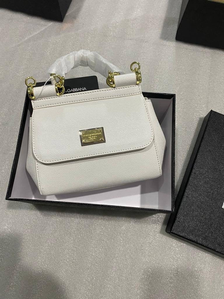 D&G
GOOD QUALITY 
100 dhs🇦🇪
WITH BOX 
🎁🎁🎁
Zain28
♥️♥️♥️