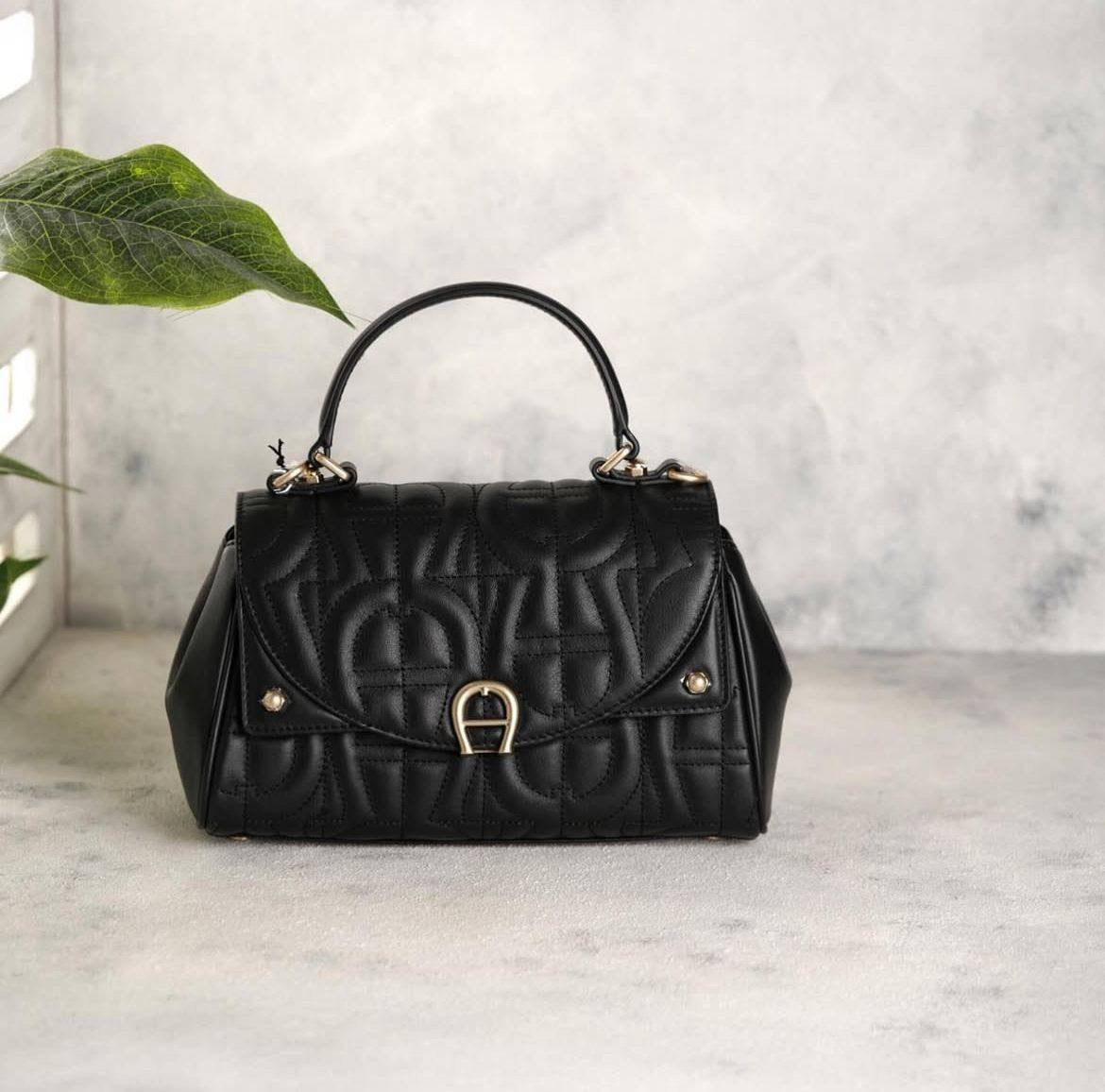 Aigner
100 dhs🇦🇪
size:24cm
Good quality 
with box
🎁🎁🎁
Zain35
♥️♥️♥️