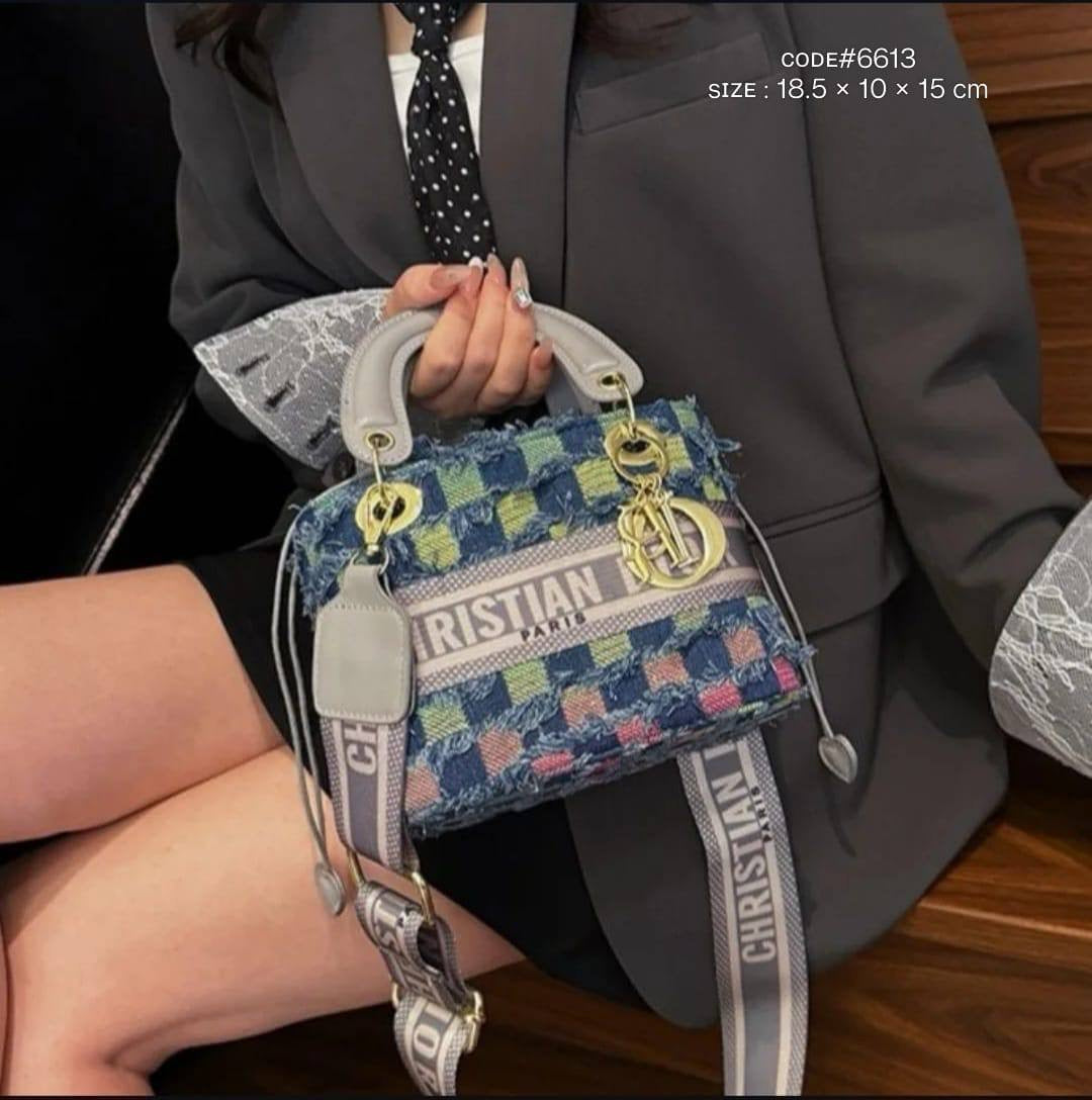 CHRISTIAN LADY DIOR
ᴅᴇɴɪᴍ ᴊᴇᴀɴ's ᴄʀᴏssʙᴀɢ
sɪᴢᴇ :18.5 cm
75 dhs🇦🇪
Zain31
♥️♥️♥️