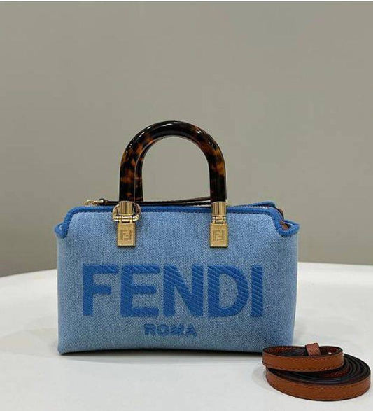 Fendi  Master
         17 Cm
200 dhs🇦🇪
Zain131
♥️♥️♥️