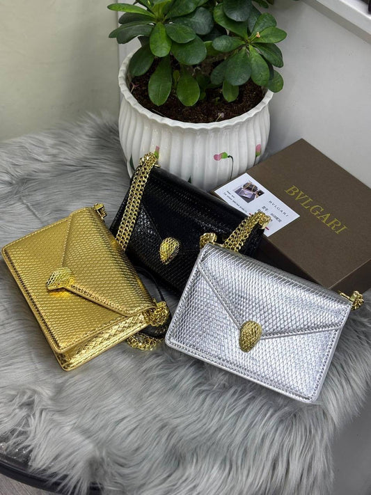 BVLGARI
SIZE  ………19CM 
105 dhs🇦🇪
With  BOX
🎁🎁🎁
Zain244
♥️♥️♥️