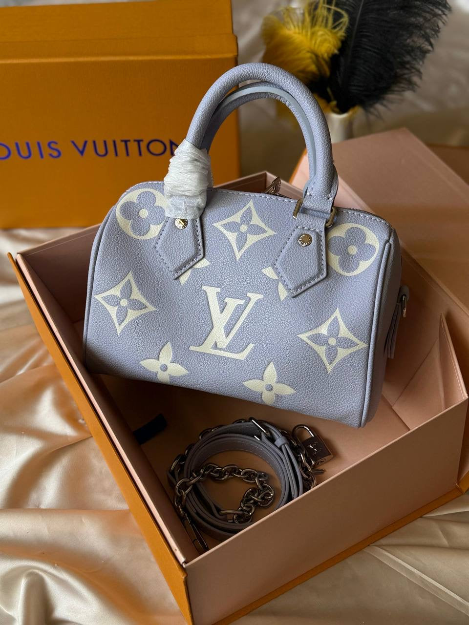 LV
20cm
350 dhs🇦🇪
Top quality 
With box🎁
Zain167
♥️♥️♥️