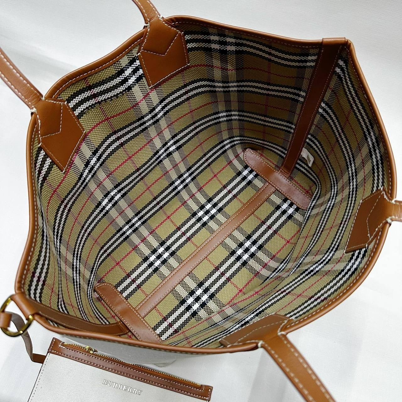 BURBERRY
GOOD QUALITY 
85 dhs🇦🇪
Zain39
♥️♥️♥️
