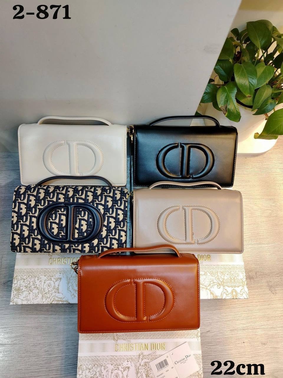 Dior 
100 dhs🇦🇪
good quality 
with box
🎁🎁🎁
Zain107
♥️♥️♥️