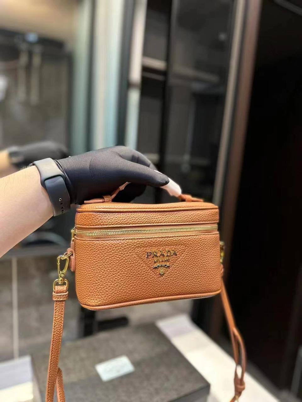 🎊 Offer 🎉 Prada 
 Good quality +🎁
Size: 25 * 15 cm
60 dhs🇦🇪
with box 🎁
Zain115
♥️♥️♥️