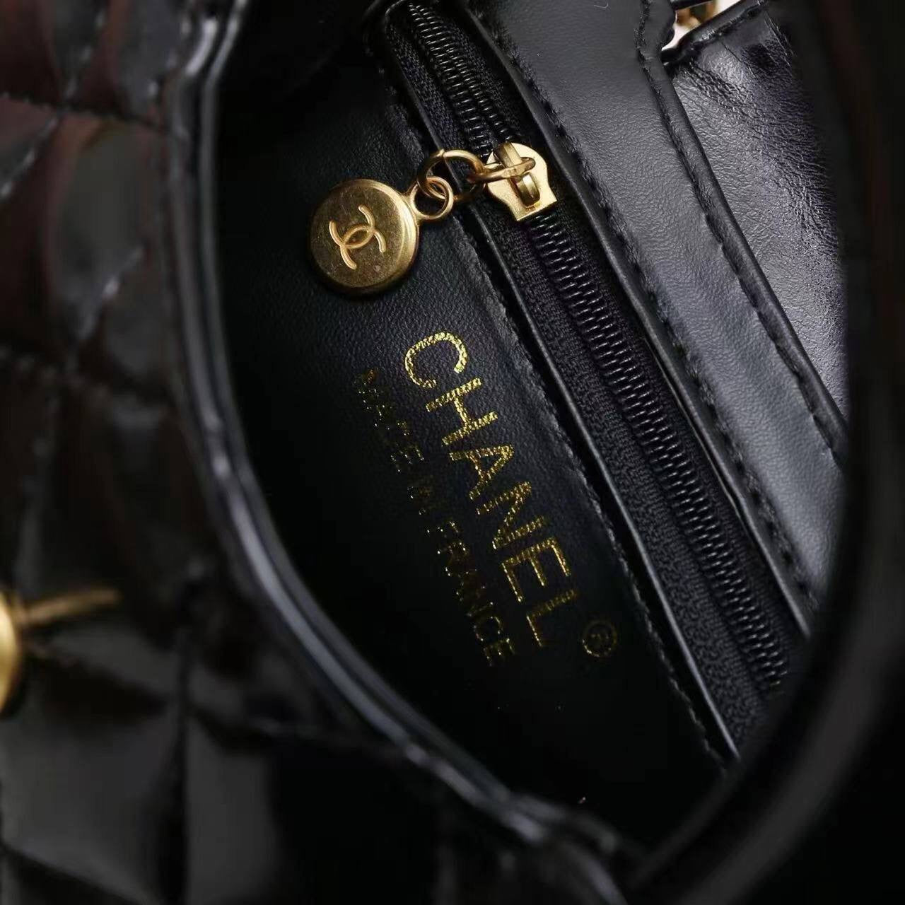 Chanel 
100 dhs🇦🇪
with box
🎁🎁🎁
size 20×6×13cm
Zain42
♥️♥️♥️