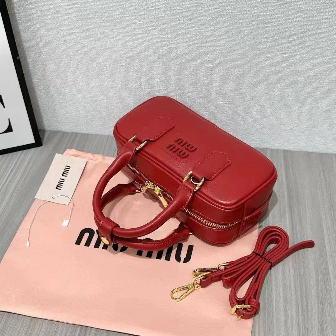 Miu Miu
Best quality 
with box’s 
🎁🎁🎁
95 dhs🇦🇪
size 22 cm
Zain158
♥️♥️♥️