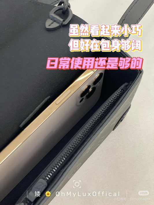 LV
20*14*6 cm
70 dhs🇦🇪
Zain17
♥️♥️♥️